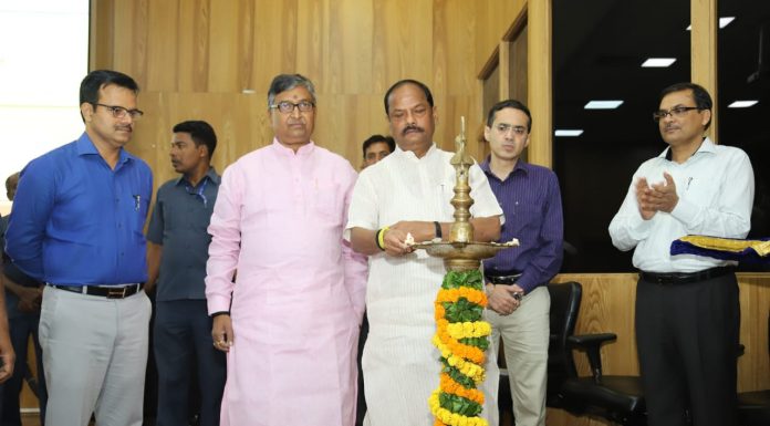 झारखंड में और 14 लाख महिलाओं को मिलेगी धुएं से मुक्ति कार्यक्रम का उद्घाटन करते झारखंड के मुख्यमंत्री रघुवर दास