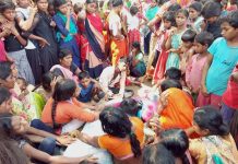 मौत का मुआवजा मांगने के लिए लोगों ने घंटों सड़क जाम की