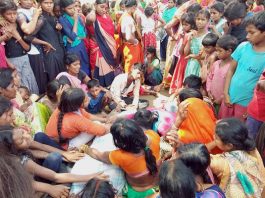 मौत का मुआवजा मांगने के लिए लोगों ने घंटों सड़क जाम की