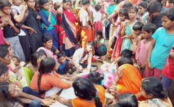 मौत का मुआवजा मांगने के लिए लोगों ने घंटों सड़क जाम की