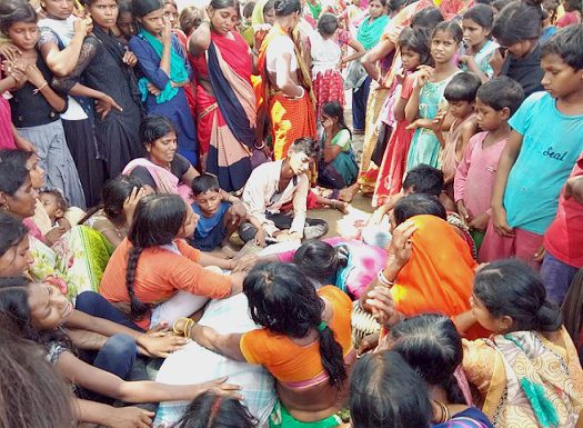 मौत का मुआवजा मांगने के लिए लोगों ने घंटों सड़क जाम की