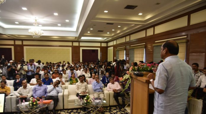 भारत युवाओं का देश, युवा हमारे अमूल्य मानव संसाधनः रघुवर मुख्यमंत्री रघुवर दास दो दिनों तक आयोजित झारखंड स्टार्ट अप हैकाथन-2019 के समापन समारोह में बतौर मुख्य अतिथि शामिल हुए।