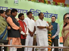 झारखंड में किसानों की समृद्धि के लिए खर्च होंगे 5 हजार करोड़ खेलगांव में आयोजित प्रधानमंत्री किसान सम्मान निधि योजना समारोह का उद्घाटन किया मुख्यमंत्री रघुवर दास ने