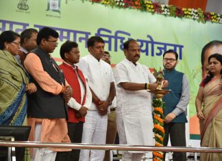 झारखंड में किसानों की समृद्धि के लिए खर्च होंगे 5 हजार करोड़ खेलगांव में आयोजित प्रधानमंत्री किसान सम्मान निधि योजना समारोह का उद्घाटन किया मुख्यमंत्री रघुवर दास ने