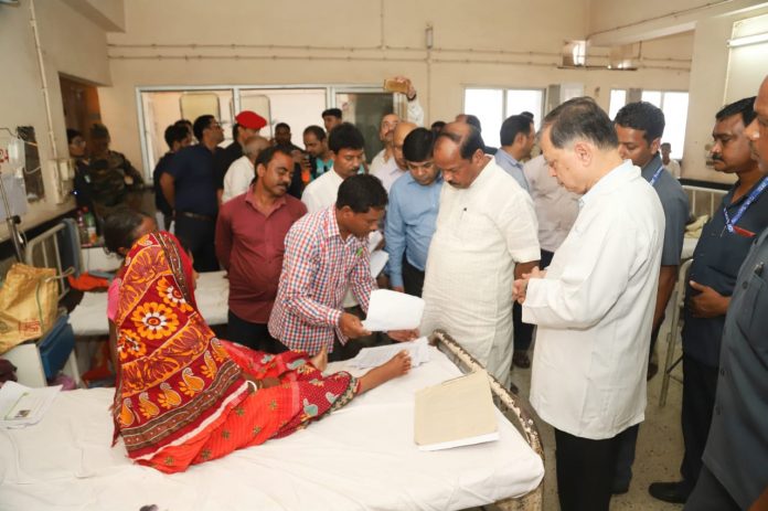 मंगलवार को रिम्स, रांची का औचक निराक्षण करने पहुंचे मुख्यमंत्री रघुवर दास