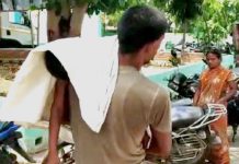 एम्बुलेंस नहीं मिला तो कंधे पर बच्चे का शव लेकर घर आये परिजन अस्पताल में एम्बुलेंस नहीं मिला तो कंधे पर शव लेकर घर चले परिजन