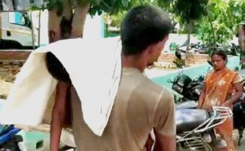 एम्बुलेंस नहीं मिला तो कंधे पर बच्चे का शव लेकर घर आये परिजन अस्पताल में एम्बुलेंस नहीं मिला तो कंधे पर शव लेकर घर चले परिजन