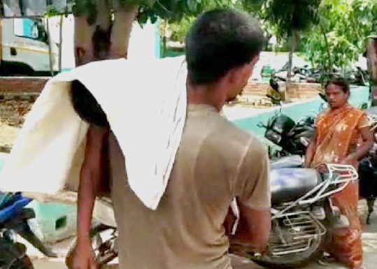 एम्बुलेंस नहीं मिला तो कंधे पर बच्चे का शव लेकर घर आये परिजन अस्पताल में एम्बुलेंस नहीं मिला तो कंधे पर शव लेकर घर चले परिजन