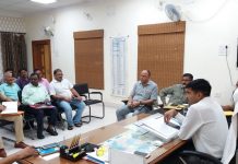 विश्व शांति स्तूप की स्थापना की वर्षगांठ में राष्ट्रपति लेगे भाग अधिकारियों के साथ बैठक करते जिलाधिकारी