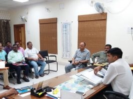 विश्व शांति स्तूप की स्थापना की वर्षगांठ में राष्ट्रपति लेगे भाग अधिकारियों के साथ बैठक करते जिलाधिकारी