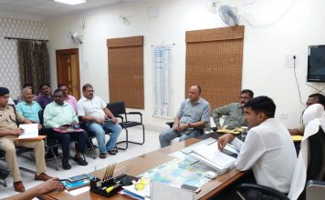 विश्व शांति स्तूप की स्थापना की वर्षगांठ में राष्ट्रपति लेगे भाग अधिकारियों के साथ बैठक करते जिलाधिकारी