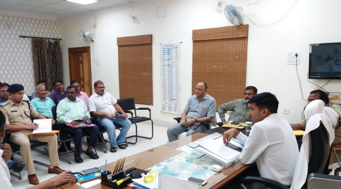 विश्व शांति स्तूप की स्थापना की वर्षगांठ में राष्ट्रपति लेगे भाग अधिकारियों के साथ बैठक करते जिलाधिकारी