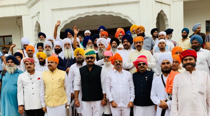 अमृतसर में सम्मानित हुईं बिहार की दो विभूतियां अमृतसर में सम्मानित हुए बिहार पुलिस एसोसिएशन के मृत्युंजय कुमार सिंह व गोल के विपिन कुमार सिंह