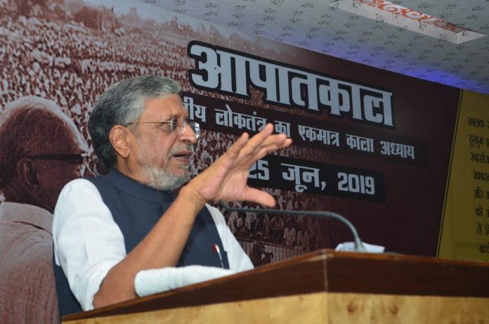 25sumo imergency प्रदेश भाजपा कार्यालय में आयोजित ‘आपातकाल-भारतीय लोकतंत्र का एकमात्र काला अघ्याय’ विषयक समारोह को सम्बोधित करते हुए उपमुख्यमंत्री सुशील कुमार मोदी