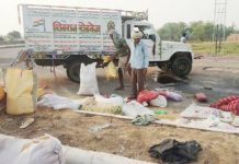 बिहार के नालंदा में डिवाइडर से टकराया पिकअप वैन, 3 की मौत दुर्घटना के बाद बिखरा सामान