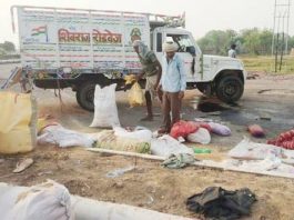 बिहार के नालंदा में डिवाइडर से टकराया पिकअप वैन, 3 की मौत दुर्घटना के बाद बिखरा सामान