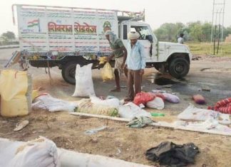 बिहार के नालंदा में डिवाइडर से टकराया पिकअप वैन, 3 की मौत दुर्घटना के बाद बिखरा सामान