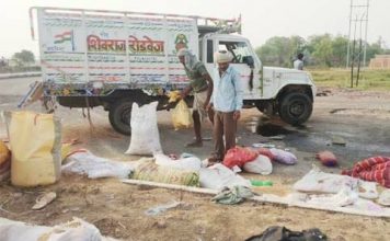 बिहार के नालंदा में डिवाइडर से टकराया पिकअप वैन, 3 की मौत दुर्घटना के बाद बिखरा सामान