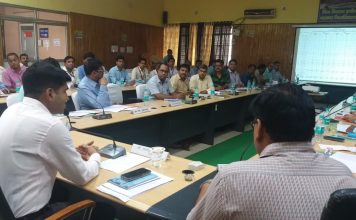 बैंक कर्ज बांटने की रफ्तार बढ़ायें, नालंदा जिलाधिकारी का निर्देश बैंक अधिकारियों के साथ बैठक करते नालंदा जिलाधिकारी