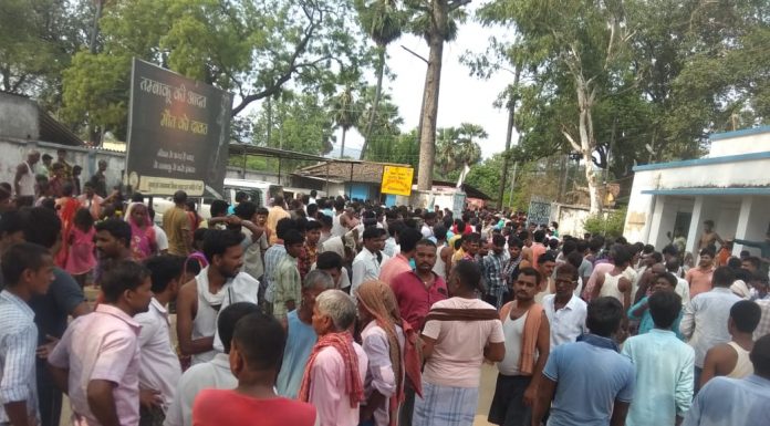 बस में बिजली करंट दौड़ा, 3 लोगों की मौत, 27 घायल दुर्घटना के बाद जुटी भीड़