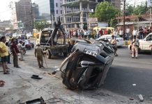 पटना में बेलगाम कार चालक ने 4 बच्चों को रौंदा, 3 की मौत दुर्घटना स्थल पर जुटे लोग