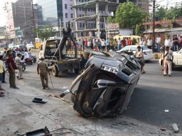 पटना में बेलगाम कार चालक ने 4 बच्चों को रौंदा, 3 की मौत दुर्घटना स्थल पर जुटे लोग