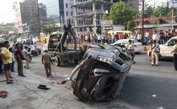 पटना में बेलगाम कार चालक ने 4 बच्चों को रौंदा, 3 की मौत दुर्घटना स्थल पर जुटे लोग