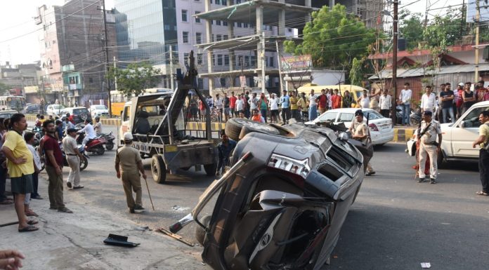 पटना में बेलगाम कार चालक ने 4 बच्चों को रौंदा, 3 की मौत दुर्घटना स्थल पर जुटे लोग