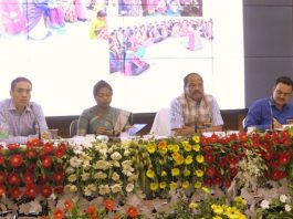 झारखंड में आंगनबाड़ी सेविका-सहायिका के खाली पद 15 दिनों में भरें मुख्यमंत्री रघुवर दास झारखंड मंत्रालय में राज्य भर के जिला समाज कल्याण पदाधिकारी, सहायक निदेशक, सामाजिक सुरक्षा कोषांग और बाल विकास परियोजना पदाधिकारी के साथ आयोजित बैठक में शामिल हुए।