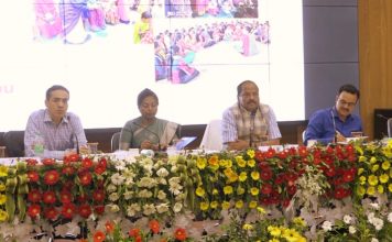 झारखंड में आंगनबाड़ी सेविका-सहायिका के खाली पद 15 दिनों में भरें मुख्यमंत्री रघुवर दास झारखंड मंत्रालय में राज्य भर के जिला समाज कल्याण पदाधिकारी, सहायक निदेशक, सामाजिक सुरक्षा कोषांग और बाल विकास परियोजना पदाधिकारी के साथ आयोजित बैठक में शामिल हुए।