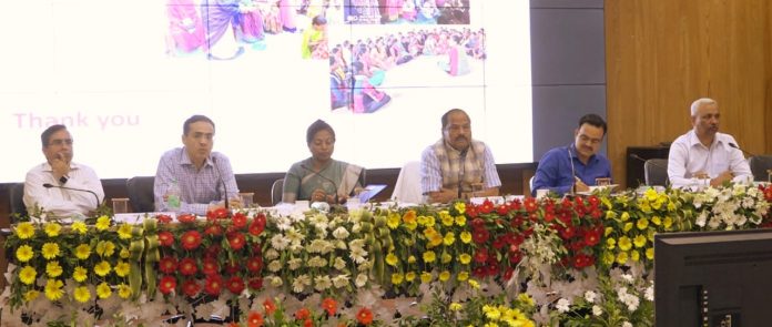 26raghu मुख्यमंत्री रघुवर दास झारखंड मंत्रालय में राज्य भर के जिला समाज कल्याण पदाधिकारी, सहायक निदेशक, सामाजिक सुरक्षा कोषांग और बाल विकास परियोजना पदाधिकारी के साथ आयोजित बैठक में शामिल हुए।