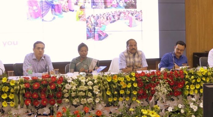 झारखंड में आंगनबाड़ी सेविका-सहायिका के खाली पद 15 दिनों में भरें मुख्यमंत्री रघुवर दास झारखंड मंत्रालय में राज्य भर के जिला समाज कल्याण पदाधिकारी, सहायक निदेशक, सामाजिक सुरक्षा कोषांग और बाल विकास परियोजना पदाधिकारी के साथ आयोजित बैठक में शामिल हुए।