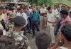 ट्रक से टक्कर में ट्रैक्टर चालक की मौत, ग्रामीणों ने की सड़क जाम सड़क जाम करते लोगों को समझाते पुलिसकर्मी