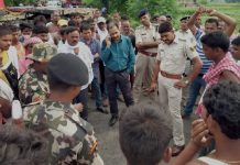 ट्रक से टक्कर में ट्रैक्टर चालक की मौत, ग्रामीणों ने की सड़क जाम सड़क जाम करते लोगों को समझाते पुलिसकर्मी