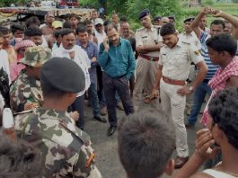 ट्रक से टक्कर में ट्रैक्टर चालक की मौत, ग्रामीणों ने की सड़क जाम सड़क जाम करते लोगों को समझाते पुलिसकर्मी
