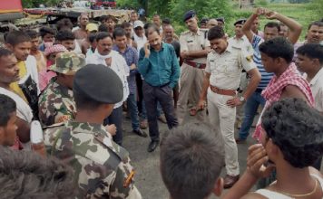 ट्रक से टक्कर में ट्रैक्टर चालक की मौत, ग्रामीणों ने की सड़क जाम सड़क जाम करते लोगों को समझाते पुलिसकर्मी