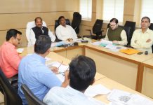 झारखंड में ग्रामीण सड़कों पर 4 हजार करोड़ खर्च होंगे मुख्यमंत्री रघुवर दास ने झारखंड मंत्रालय में ग्रामीण विकास विभाग (ग्रामीण कार्य और पंचायती राज सहित) मामले की समीक्षा बैठक की