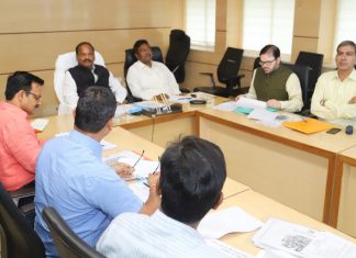 झारखंड में ग्रामीण सड़कों पर 4 हजार करोड़ खर्च होंगे मुख्यमंत्री रघुवर दास ने झारखंड मंत्रालय में ग्रामीण विकास विभाग (ग्रामीण कार्य और पंचायती राज सहित) मामले की समीक्षा बैठक की