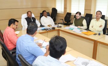 झारखंड में ग्रामीण सड़कों पर 4 हजार करोड़ खर्च होंगे मुख्यमंत्री रघुवर दास ने झारखंड मंत्रालय में ग्रामीण विकास विभाग (ग्रामीण कार्य और पंचायती राज सहित) मामले की समीक्षा बैठक की