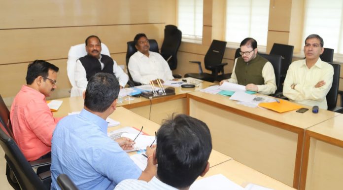 झारखंड में ग्रामीण सड़कों पर 4 हजार करोड़ खर्च होंगे मुख्यमंत्री रघुवर दास ने झारखंड मंत्रालय में ग्रामीण विकास विभाग (ग्रामीण कार्य और पंचायती राज सहित) मामले की समीक्षा बैठक की