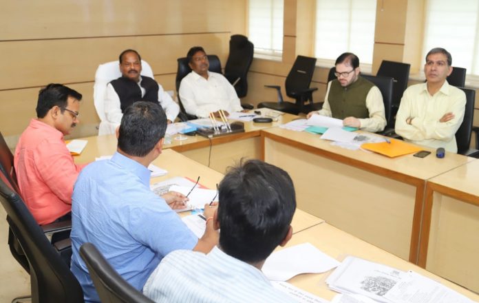 मुख्यमंत्री रघुवर दास ने झारखंड मंत्रालय में ग्रामीण विकास विभाग (ग्रामीण कार्य और पंचायती राज सहित) मामले की समीक्षा बैठक की