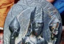 नालंदा में तालाब खोदते वक्त मिली अति प्राचीन मूर्तियां नालंदा में तालाब खुदाई के दौरान मिली प्राचीन मूर्ति