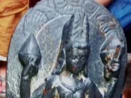 नालंदा में तालाब खोदते वक्त मिली अति प्राचीन मूर्तियां नालंदा में तालाब खुदाई के दौरान मिली प्राचीन मूर्ति