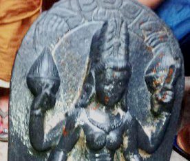 नालंदा में तालाब खोदते वक्त मिली अति प्राचीन मूर्तियां नालंदा में तालाब खुदाई के दौरान मिली प्राचीन मूर्ति