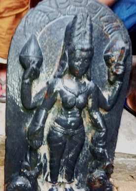 नालंदा में तालाब खोदते वक्त मिली अति प्राचीन मूर्तियां नालंदा में तालाब खुदाई के दौरान मिली प्राचीन मूर्ति