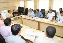 अवैध शराब का धंधा करने वालों को सलाखों के पीछे भेजेंः रघुवर समीक्षा बैठक करते झारखंड के मुख्यमंत्री रघुवर दास