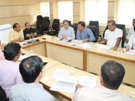 अवैध शराब का धंधा करने वालों को सलाखों के पीछे भेजेंः रघुवर समीक्षा बैठक करते झारखंड के मुख्यमंत्री रघुवर दास