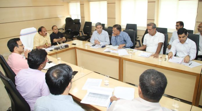 अवैध शराब का धंधा करने वालों को सलाखों के पीछे भेजेंः रघुवर समीक्षा बैठक करते झारखंड के मुख्यमंत्री रघुवर दास