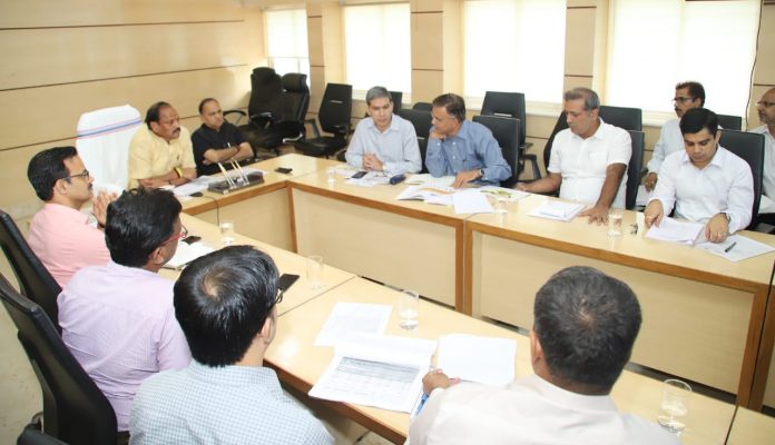 समीक्षा बैठक करते झारखंड के मुख्यमंत्री रघुवर दास