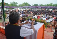 महाराजगंज में दिव्यांग रथ वितरण सांसदों के लिए नजीर बनेगा सारण जिले के जलालपुर में आयोजित दिव्यांग रथ वितरण समारोह में उप मुख्यमंत्री सुशील कुमार मोदी।